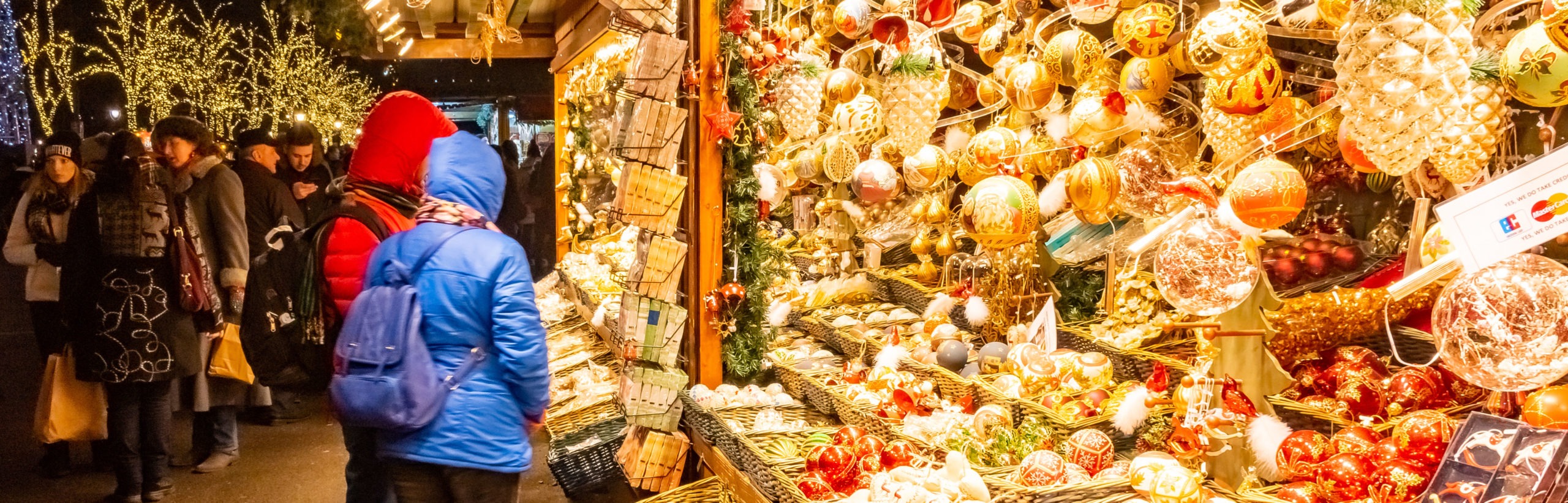 What does the price of the Christmas Market Cruise Include?